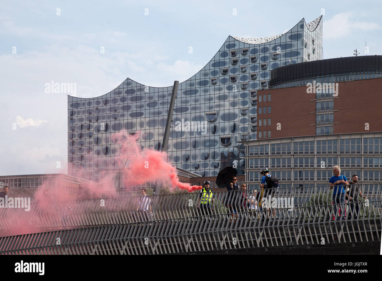 Hamburg, Deutschland. 7. Juli 2017. Demonstranten und Polizei Zusammenstoß in Hamburg, Deutschland, am ersten Tag des G20-Gipfels. Bildnachweis: Ted Hammond/Alamy Live-Nachrichten Stockfoto