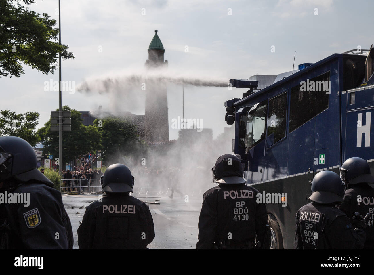 Hamburg, Deutschland. 7. Juli 2017. Demonstranten und Polizei Zusammenstoß in Hamburg, Deutschland, am ersten Tag des G20-Gipfels. Bildnachweis: Ted Hammond/Alamy Live-Nachrichten Stockfoto