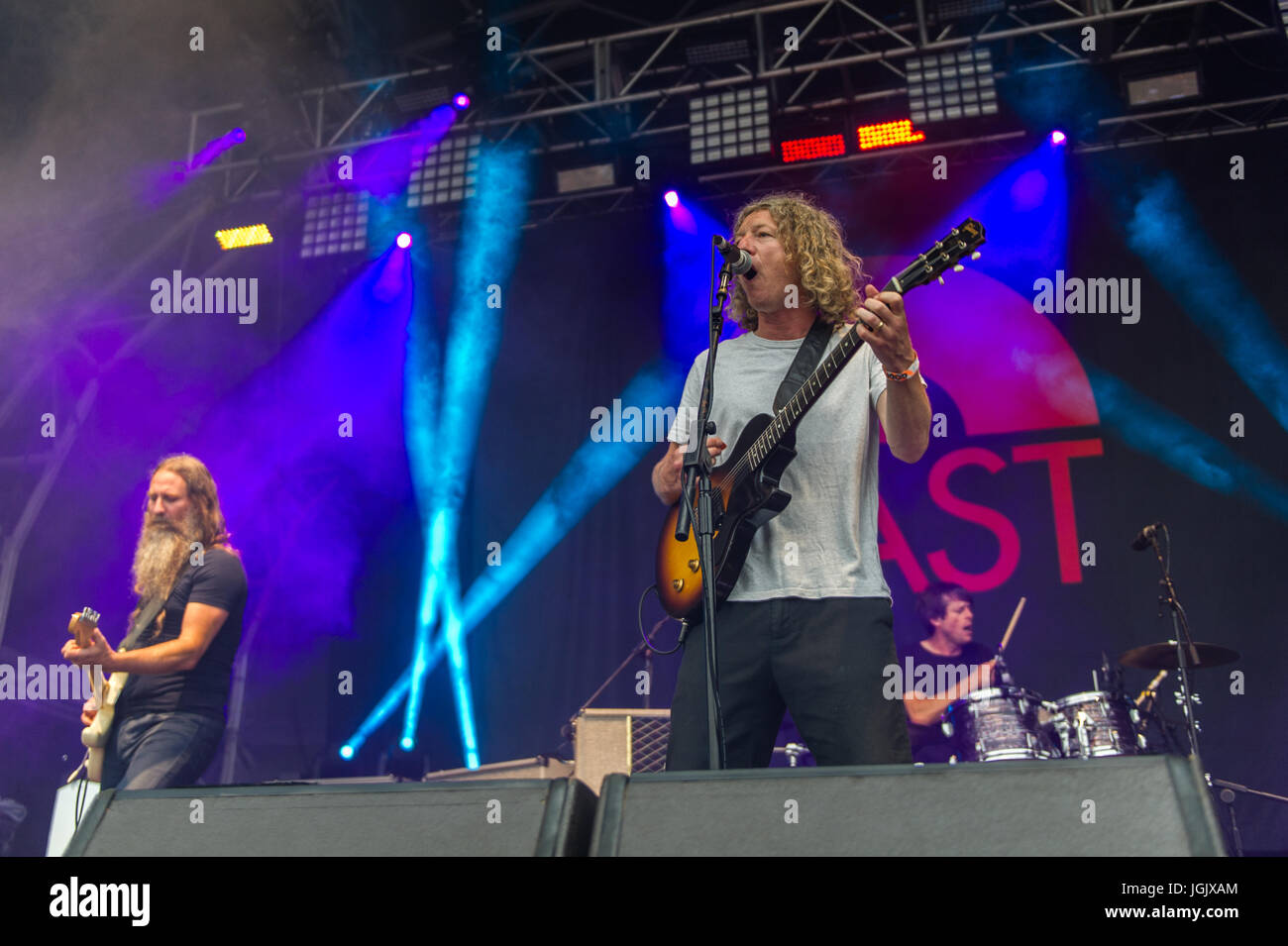 Coventry, Vereinigtes Königreich. 7. Juli 2017.  Das jährliche Musikfestival von Coventry Godiva eröffnete gestern Abend mit riesige Menschenmengen besucht um legendäre New Wave band die Stranglers-Überschrift zu sehen.  Das Festival dauert bis Sonntag Abend mit wie Kate Nash, Beispiel, Badfinger und The Darkness noch auszuführenden Handlungen. 90er Jahre Band Besetzung wurden zweiter auf der Rechnung und hatte das Publikum in die Palme ihrer Hand.  Bildnachweis: Andy Gibson/Alamy Live-Nachrichten. Stockfoto Coventry, Vereinigtes Königreich. 7. Juli 2017.  Das jährliche Musikfestival von Coventry Godiva eröffnete gestern Abend mit riesige Menschenmengen besucht um legendäre New Wave band die Stranglers-Überschrift zu sehen.  Das Festival dauert bis Sonntag Abend mit wie Kate Nash, Beispiel, Badfinger und The Darkness noch auszuführenden Handlungen. 90er Jahre Band Besetzung wurden zweiter auf der Rechnung und hatte das Publikum in die Palme ihrer Hand.  Bildnachweis: Andy Gibson/Alamy Live-Nachrichten. Stockfoto