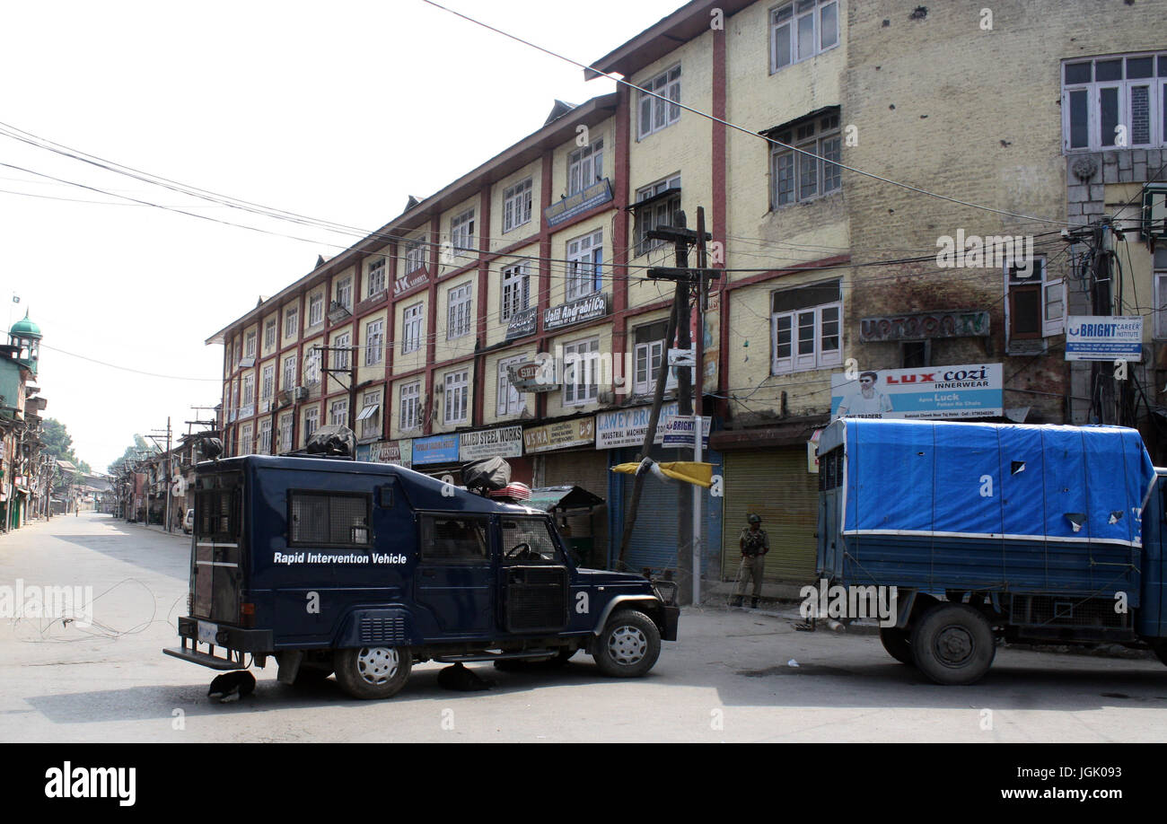 Srinagar, Kaschmir. 8. Juli 2017. Polizeifahrzeuge Szene auf der einsamen Straße, während Ausgangssperre wie Restrictions.Authorities heute verhängt strenge Ausgangssperre wie Einschränkungen Kaschmir nach Recht und Ordnung als die Tal-Klammern für den ersten Todestag von Hizbul Mujahideen "Commander" Burhan Wani aufrechtzuerhalten. Bildnachweis: Sofi Suhail/Alamy Live-Nachrichten Stockfoto