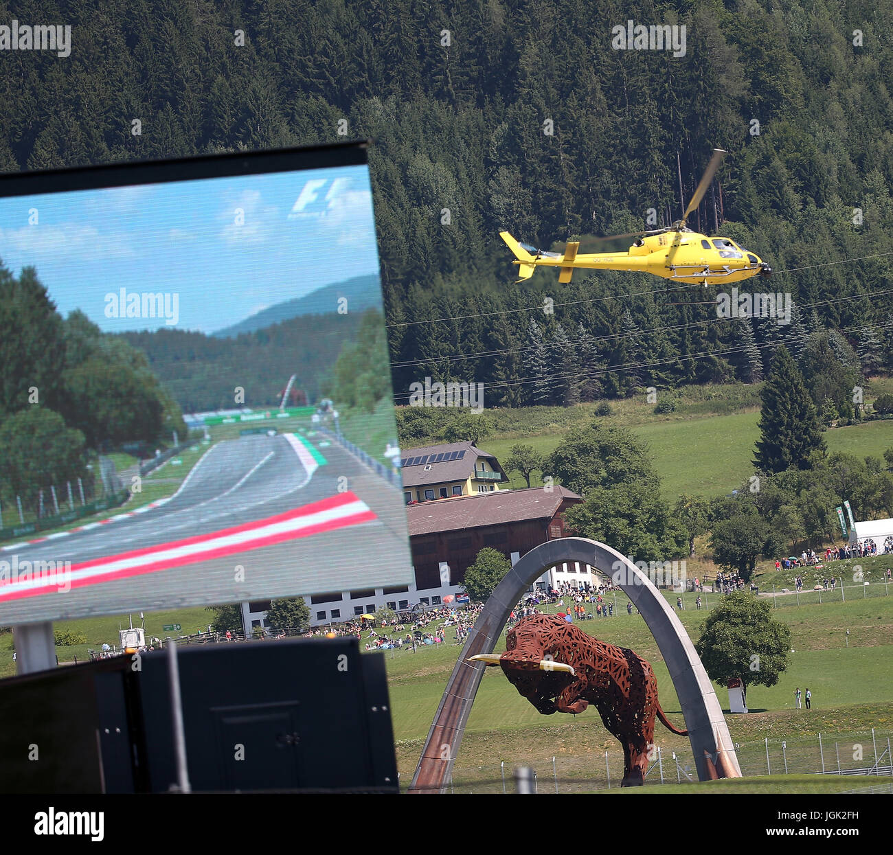 07.07.2017, Red-Bull-Ring, Spielberg, FORMEL 1 GROSSER PREIS VON ÖSTERREICH 2017, 06.07.. -09.07.2017, Im Bild Hubschrauber Mit Bullen Skulptur Foto: Cronos/Hasan Bratic Stockfoto
