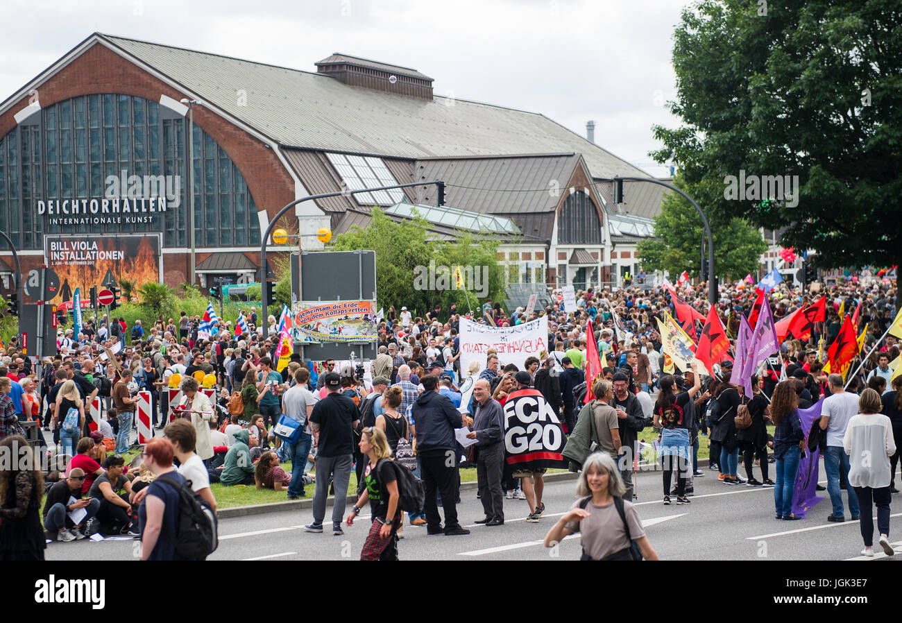 Hamburg, Deutschland. 8. Juli 2017. Demonstranten auf der "Grenzenlose Solidarität als G20" Demonstration in Hamburg, Deutschland, 8. Juli 2017. Der zweitägige Gipfel, ein Treffen der Staats-und Regierungschefs der 20 größten Volkswirtschaften der Welt sowie Vertreter einer Vielzahl von internationalen Institutionen, hat eine Welle von Protesten gestoßen. Foto: Christina Sabrowsky/Dpa/Alamy Live News Stockfoto