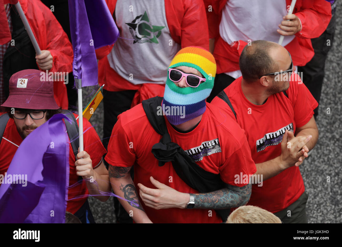 Hamburg, Deutschland. 8. Juli 2017. Demonstranten auf der "Grenzenlose Solidarität als G20" Demonstration in Hamburg, Deutschland, 8. Juli 2017. Der zweitägige Gipfel, ein Treffen der Staats-und Regierungschefs der 20 größten Volkswirtschaften der Welt sowie Vertreter einer Vielzahl von internationalen Institutionen, hat eine Welle von Protesten gestoßen. Foto: Kay Nietfeld/Dpa/Alamy Live News Stockfoto