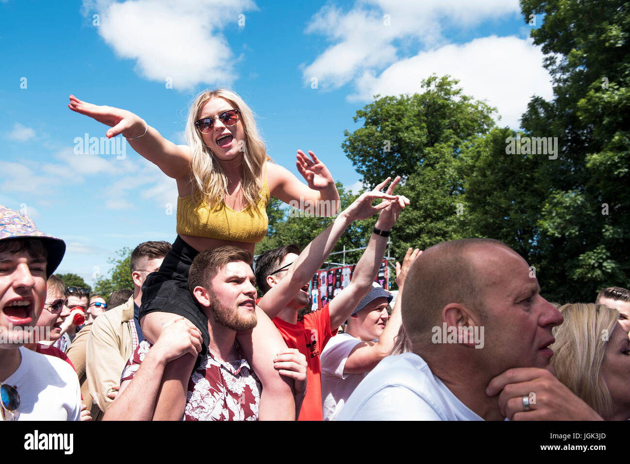 Glasgow, Vereinigtes Königreich. 8. Juli 2017. Fans in Hochstimmung am TRNSMT Festival 2017, Glasgow Green, Glasgowl 07.08.2017 Credit: Gary Mather/Alamy Live News Stockfoto