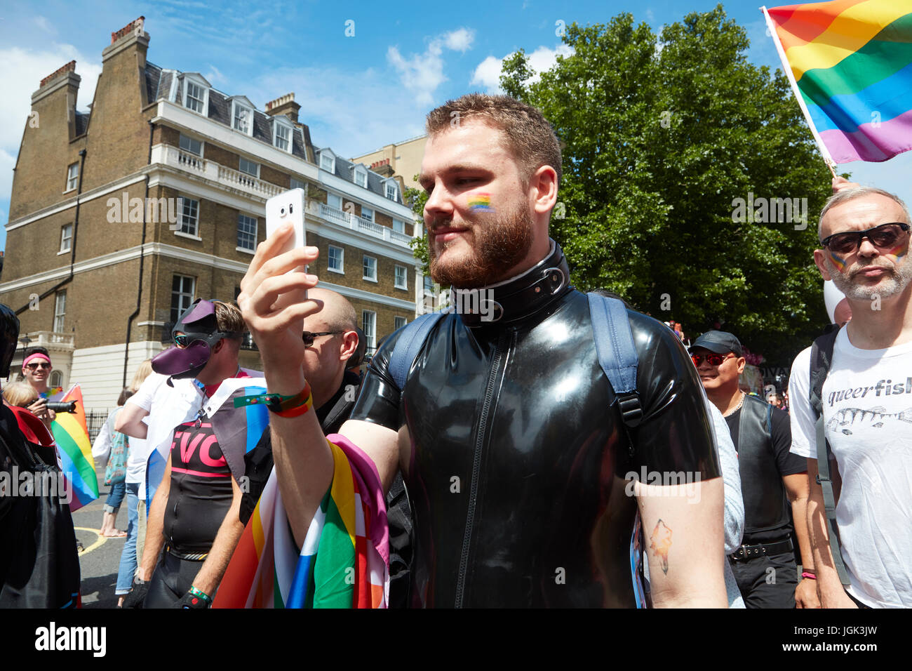 London Pride 2017 - Mann unter Selfie in London Pride Stockfoto