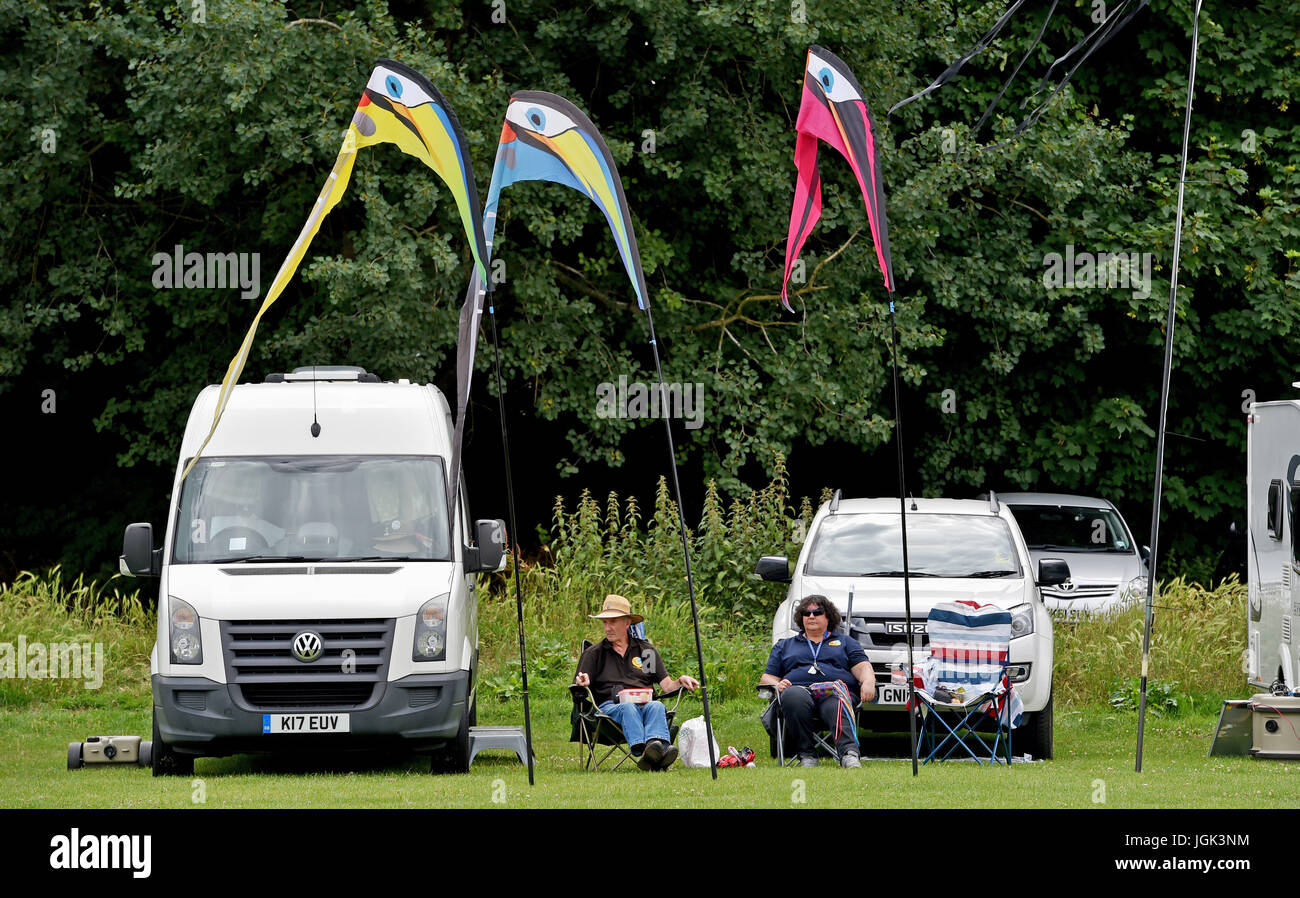 Brighton, UK. 8. Juli 2017. Hunderte von Kite-Enthusiasten genießen Sie heiße Wetter beim jährlichen Brighton Kite Festival in Stanmer Park statt. Die Veranstaltung, organisiert von Brighton Drachenflieger ist eines der am längsten laufenden Drachen-Festivals im Vereinigten Königreich mit einigen Britains größten Drachen auf dem Display Credit: Simon Dack/Alamy Live News Stockfoto