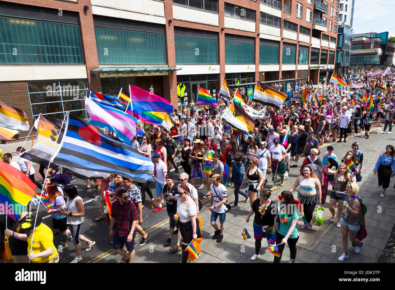 Bristol, UK. 8. Juli 2017. Teilnehmer in einer Parade durch die Innenstadt als Bestandteil der Bristol-Pride-Festival. Credit: Elisabeth Nunn/Alamy Live-Nachrichten. Stockfoto