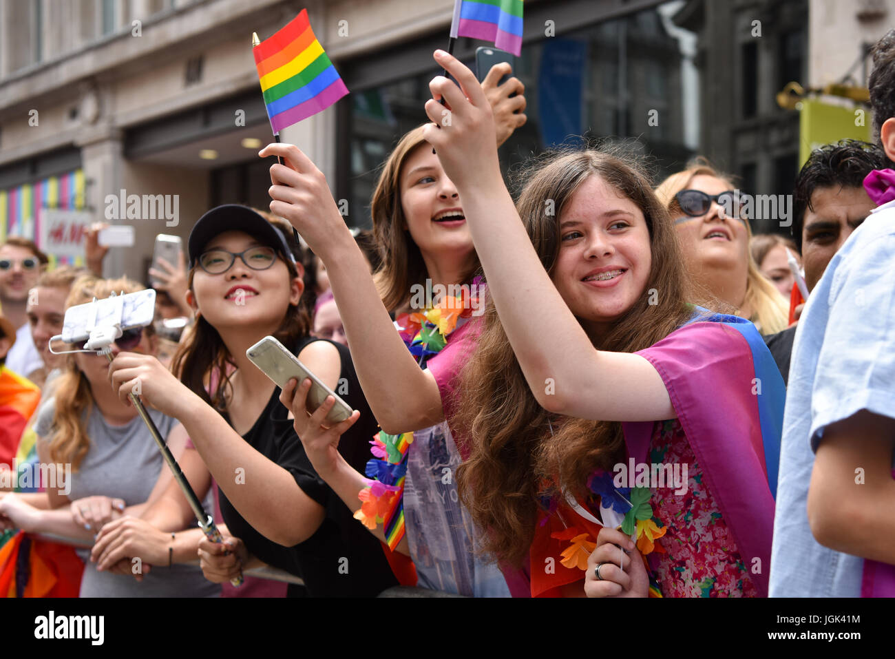 London, UK. 8. Juli 2017. Menschenmassen in der Regent Street beobachten das diesjährige-Pride-Parade. Tausende stellte sich heraus, zu marschieren und zu London Pride, die von Regent Street zu Whitehall ging. Bildnachweis: Jacob Sacks-Jones/Alamy Live-Nachrichten. Stockfoto