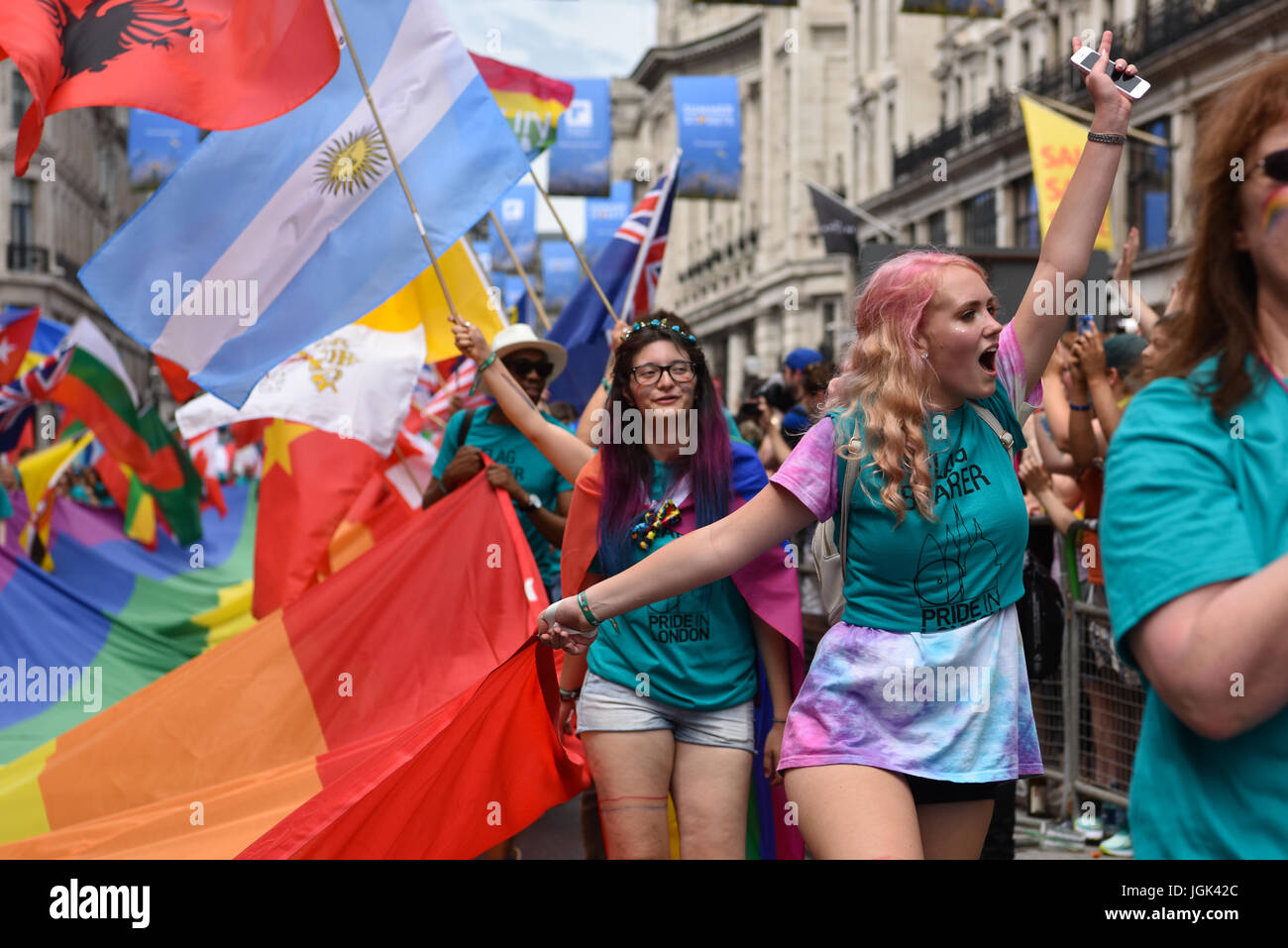 London, UK. 8. Juli 2017. Fahnenträger trug eine riesige Regenbogenfahne an der Vorderseite des diesjährigen-Pride-Parade durch die Londoner. Tausende stellte sich heraus, zu marschieren und zu London Pride, die von Regent Street zu Whitehall ging. Bildnachweis: Jacob Sacks-Jones/Alamy Live-Nachrichten. Stockfoto