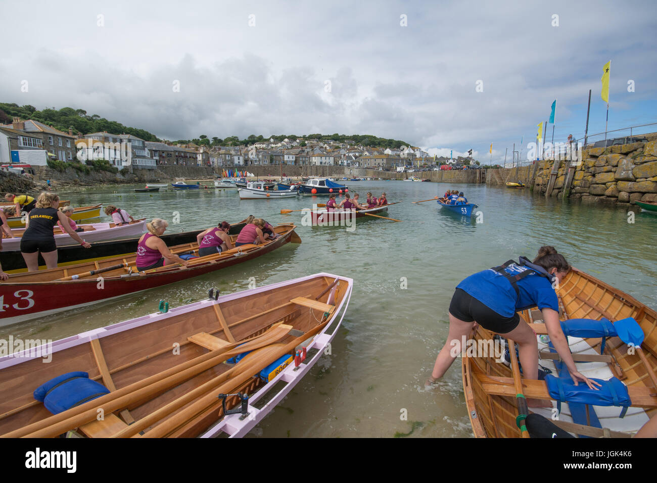 Mousehole, Cornwall, UK. 8. Juli 2017. Großbritannien Wetter.  Das warme Wetter dauerte in Samstag in Mousehole, die jährliche Ruderregatta Club. Clubs aus der ganzen Cornwall konkurrieren, Einstellung Weg vom kleinen Hafen auf Rennen in Mounts Bay. Bildnachweis: Simon Maycock/Alamy Live-Nachrichten Stockfoto