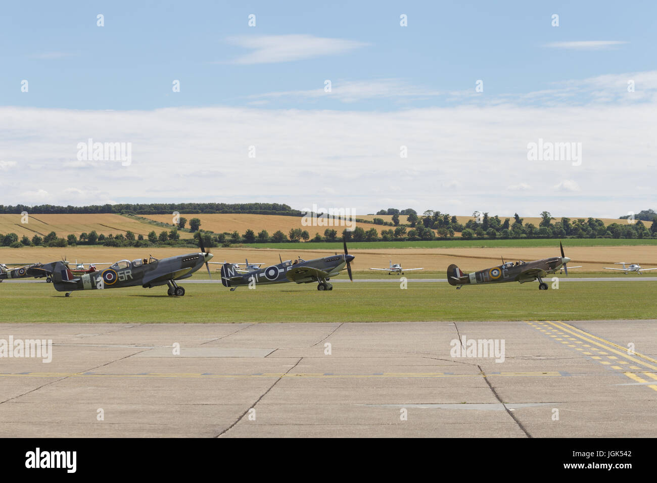 Duxford, Großbritannien. 8. Juli 2017. Ein Line-up von Spitfires an der Duxford Flying Legends Airshow.Duxford Flying Legends Air Show. Bildnachweis: Julian Elliott/Alamy Live-Nachrichten Stockfoto