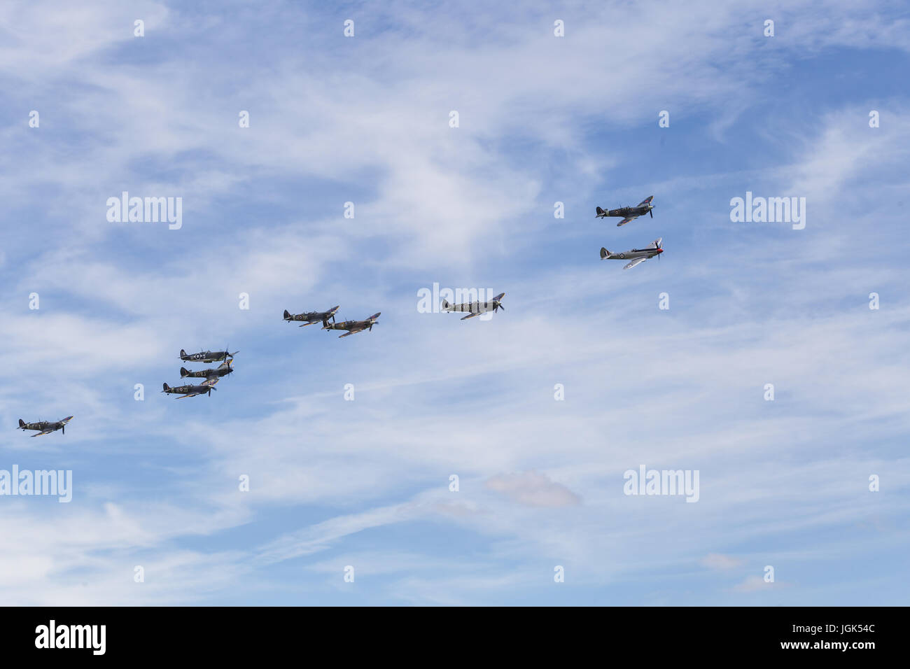 Duxford, Großbritannien. 8. Juli 2017. Spitfire in Formation in Duxford Flying Legends Airshow.Duxford Flying Legends Air Show. Bildnachweis: Julian Elliott/Alamy Live-Nachrichten Stockfoto