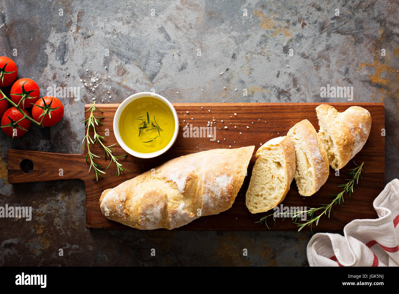 Hausgemachtes Baguette mit Olivenöl und Salz Stockfoto