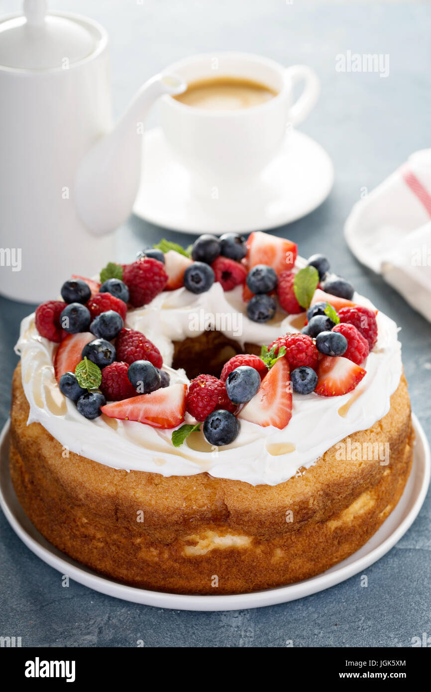 Engel Nahrungsmittelkuchen mit Sahne und Beeren Stockfoto