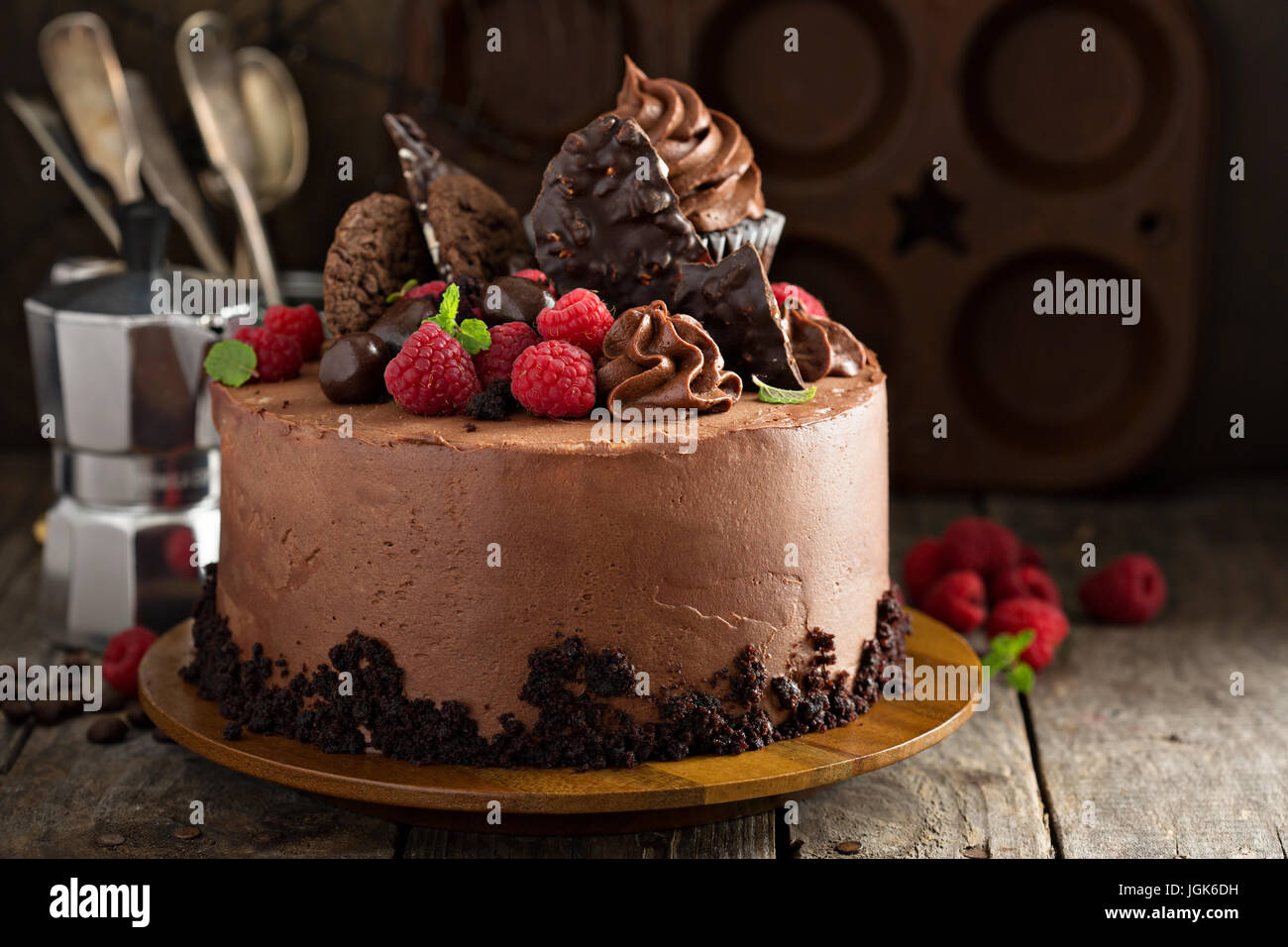Gourmet-Schokolade-Kuchen mit Dekorationen Stockfoto