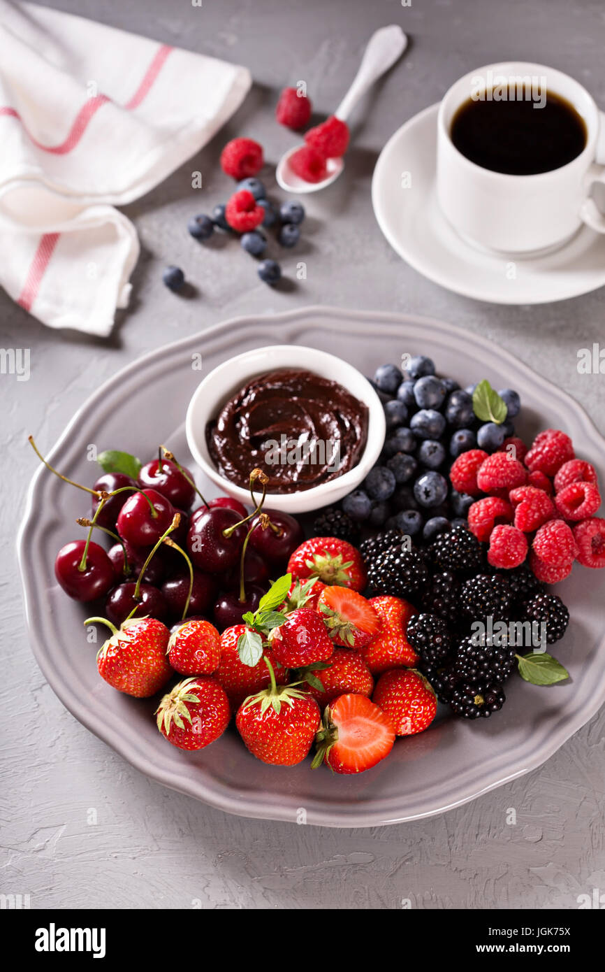 Frische Beeren mit Schokoladensauce zum Frühstück Stockfoto