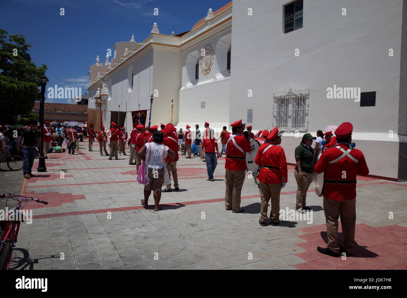 24. September 2014, LEON, NICARAGUA - Soldaten Marsch durch die Straße, um das Festival De La Virgen De La Merced, dem Schutzpatron der Leon feiern Stockfoto