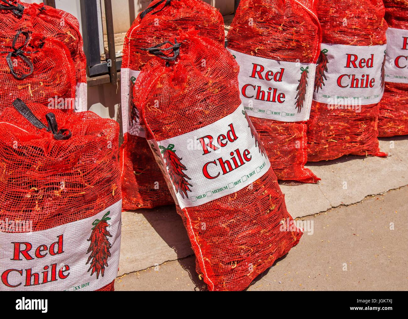 New Mexico Red chile zum Verkauf in großen Taschen, capsicum annuum. Stockfoto