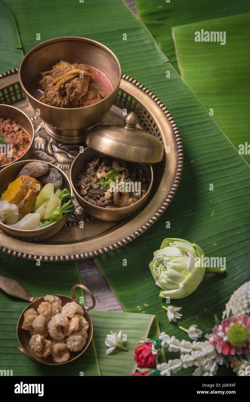Chiang Mai lokales Essen in Luxus messing Geschirr Stockfoto