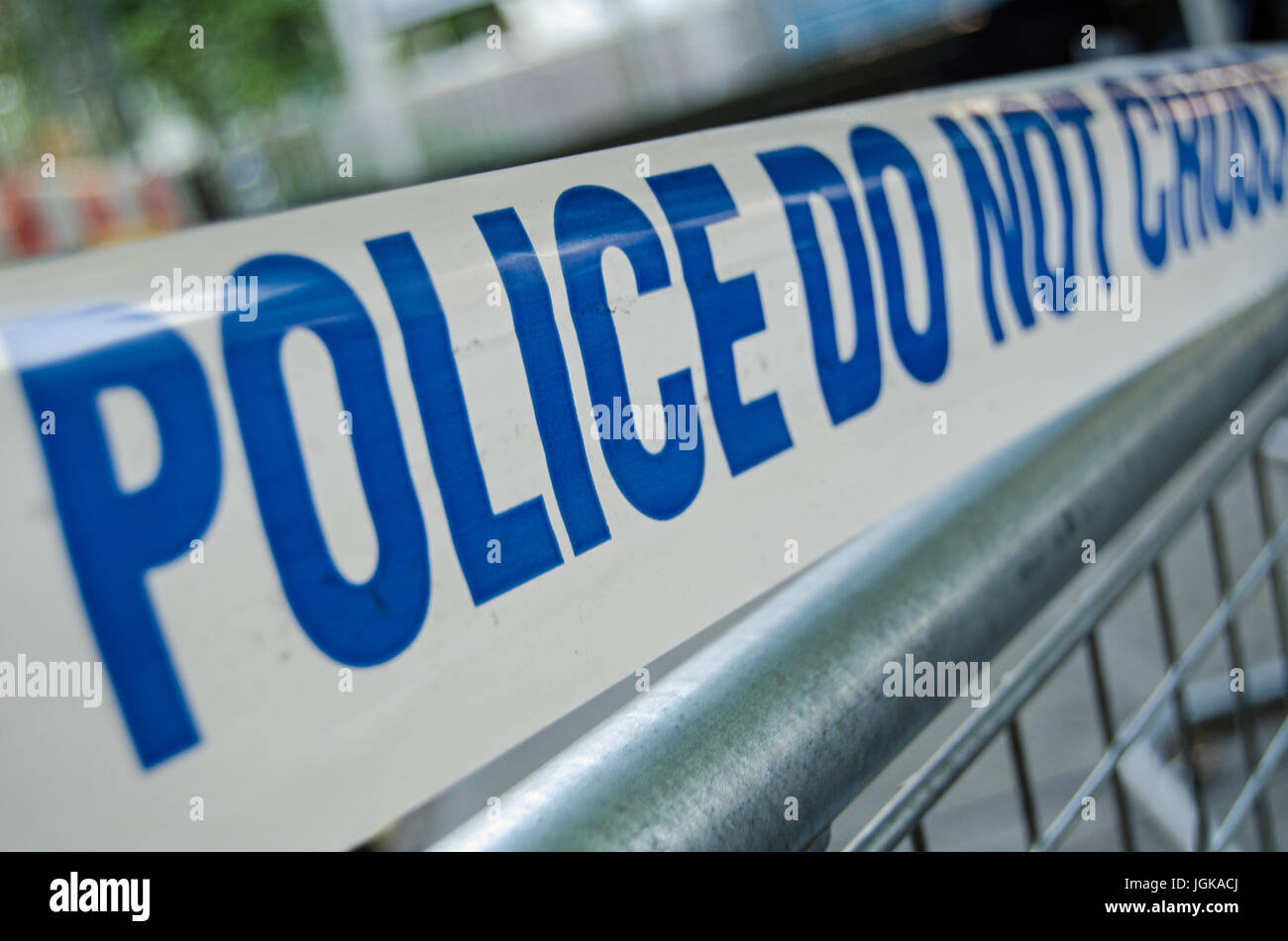 Band markiert Polizei kreuzen nicht erstreckte sich über eine Fläche an die Öffentlichkeit zu einem Vorfall in London, UK abgesperrt. Stockfoto