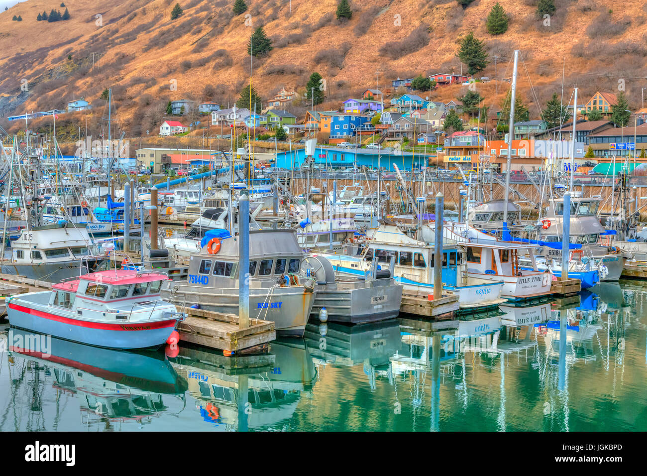 Bunte Fischerboote mit Reflexionen in der Marina in Kodiak, Alaska, USA. Stockfoto