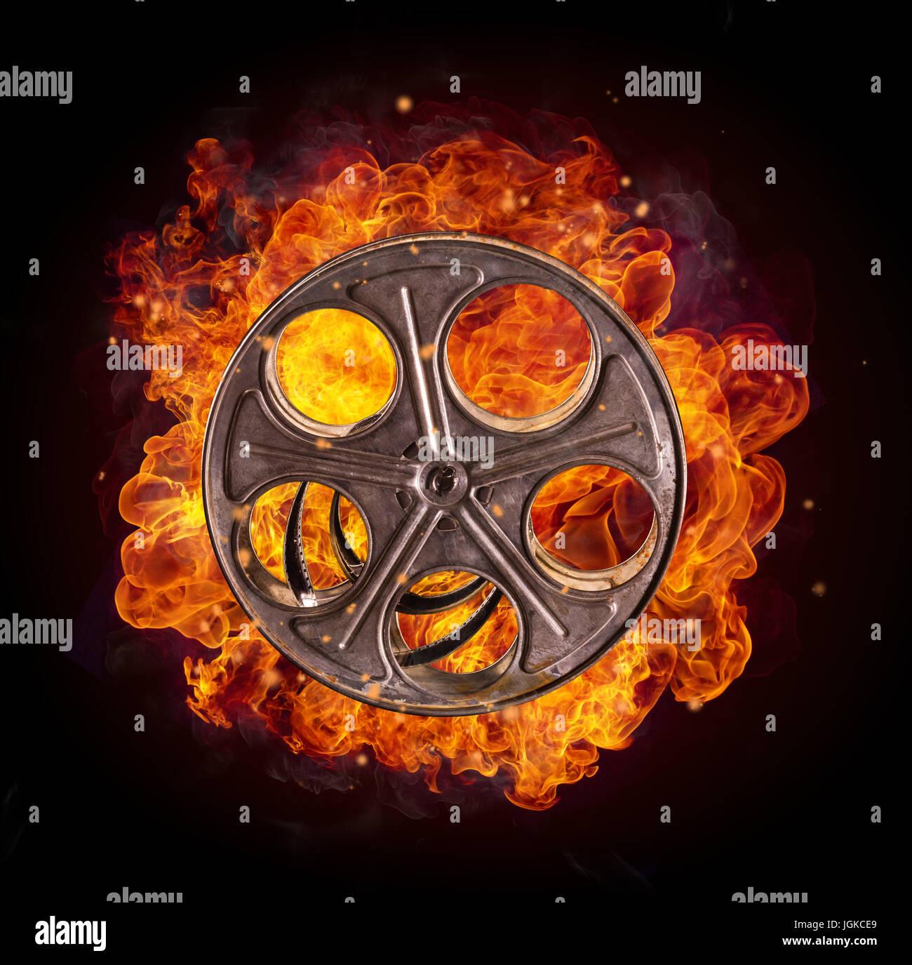 Filmrolle im Feuer, auf schwarzem Hintergrund isoliert. Konzept des Filmemachens. Stockfoto