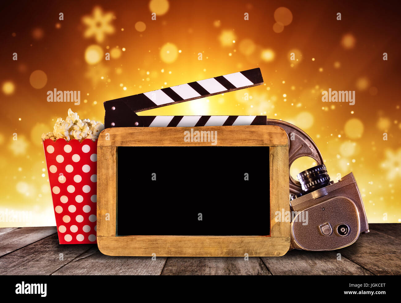 Retro-Film Produktion Zubehör platziert auf Holzbohlen mit leere Tafel für Exemplar. Konzept des Filmemachens. Glänzende abstrakten Hintergrund Stockfoto