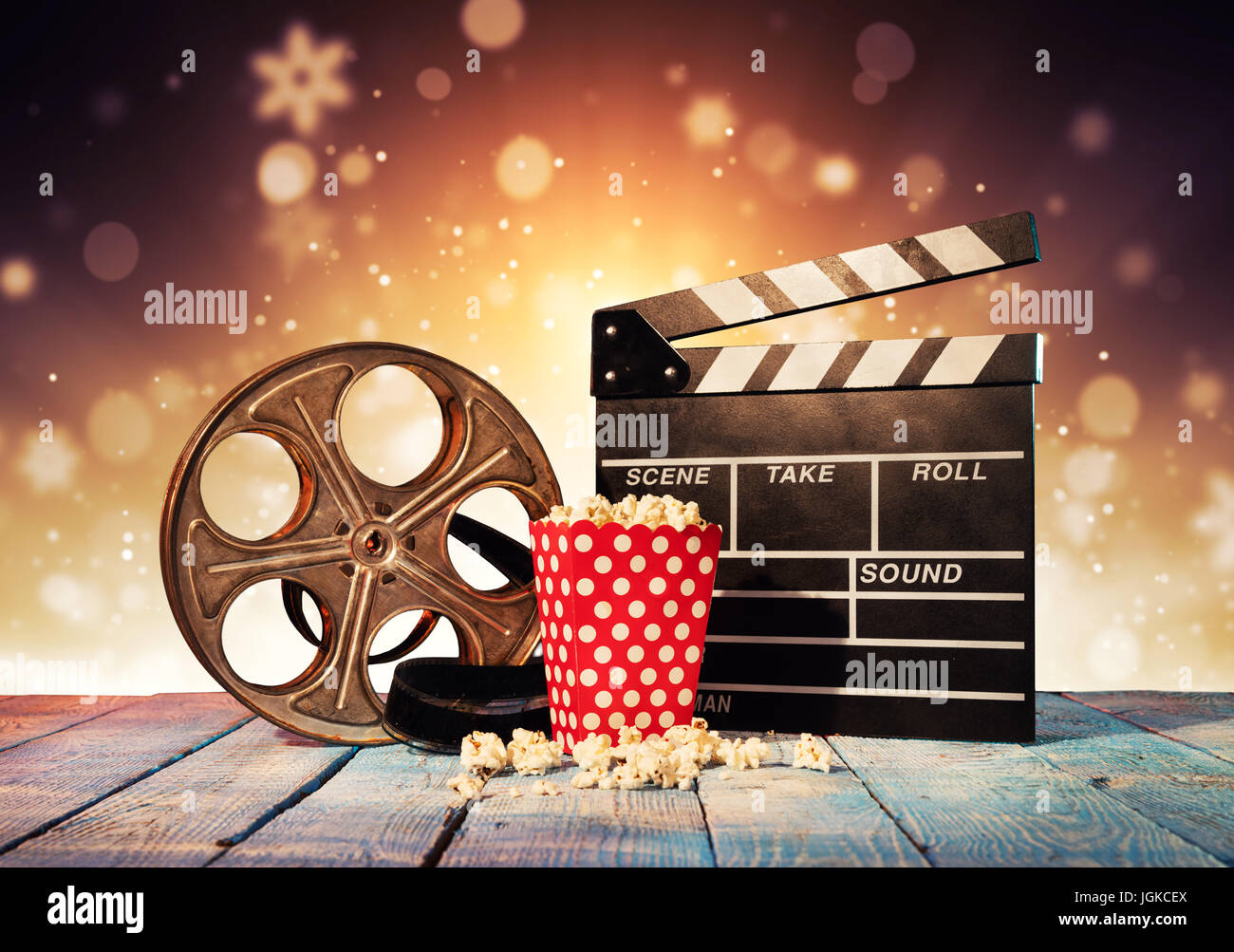 Retro-Film Produktion Zubehör auf Holzbohlen gelegt. Konzept des Filmemachens. Scheinwerfer auf Hintergrund Unschärfe Stockfoto