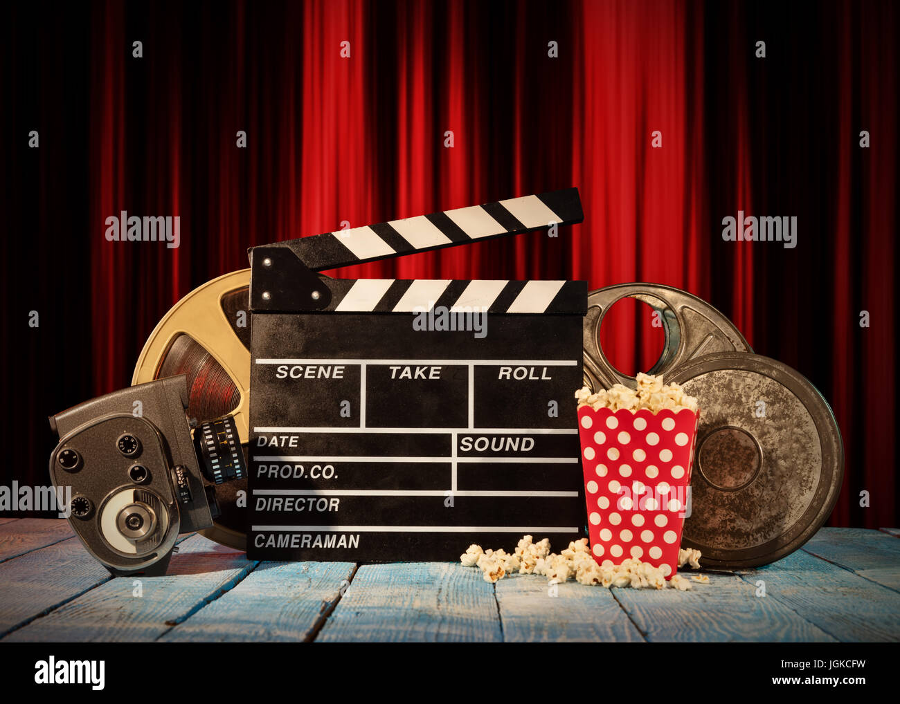 Retro-Film Produktion Zubehör auf Holzbohlen gelegt. Konzept des Filmemachens. Roter Vorhang im Hintergrund Stockfoto