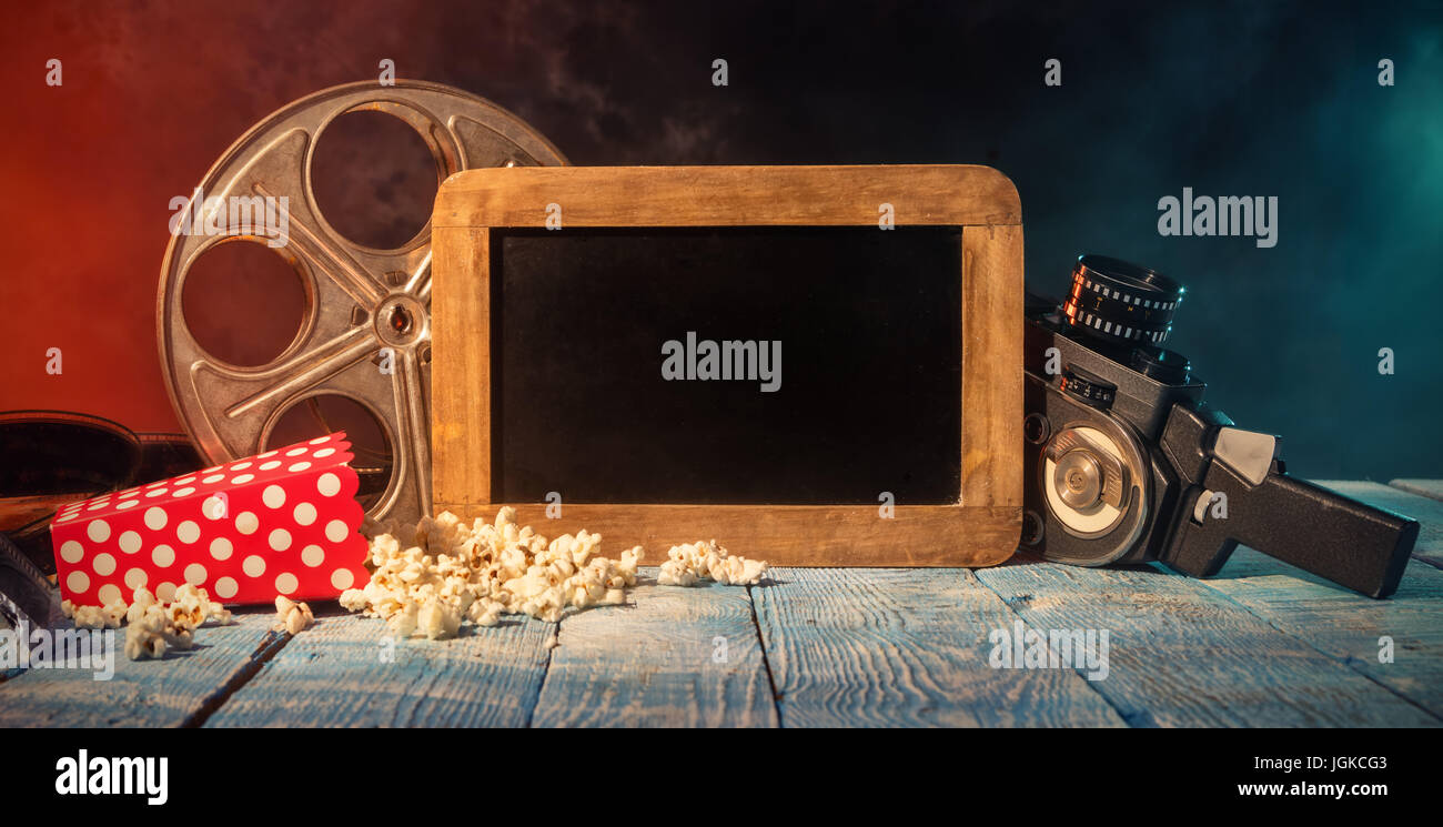 Retro-Film Produktion Zubehör platziert auf Holzbohlen mit leere Tafel für Exemplar. Konzept des Filmemachens. Rauchen-Wirkung auf Hintergrund Stockfoto