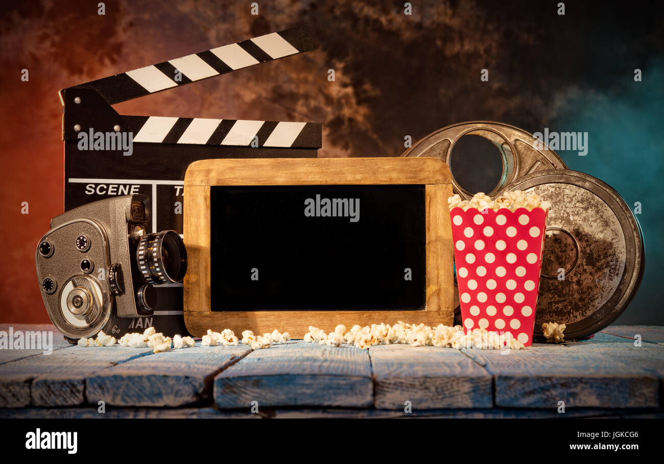 Retro-Film Produktion Zubehör platziert auf Holzbohlen mit leere Tafel für Exemplar. Konzept des Filmemachens. Rauchen-Wirkung auf Hintergrund Stockfoto