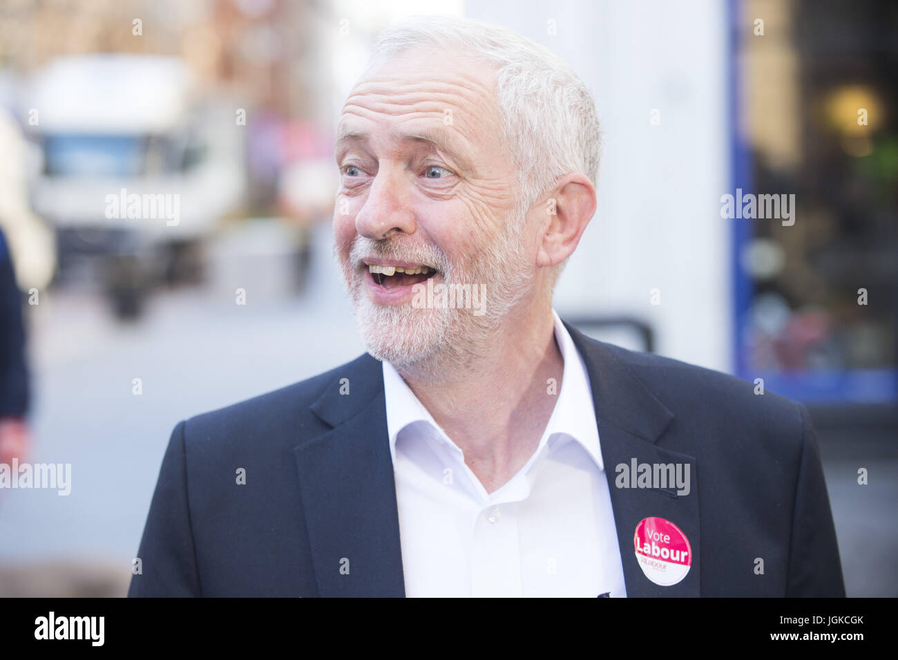 Labour-Chef Jeremy Corbyn startet seine Vorabend des Umfrage-Tour in Großbritannien mit einer stumpf Rede außerhalb der Dune-Schuh-Shop mit Glasgow: Jeremy Corbyn Where: Glasgow, Vereinigtes Königreich: 7. Juni 2017 Credit: Euan Cherry/WENN.com Stockfoto
