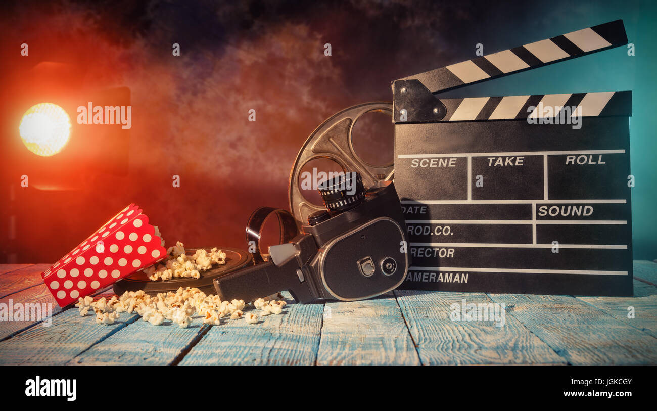 Retro-Film Produktion Zubehör auf Holzbohlen gelegt. Konzept des Filmemachens. Rauchen Sie-Wirkung mit spot-Licht auf Hintergrund Stockfoto