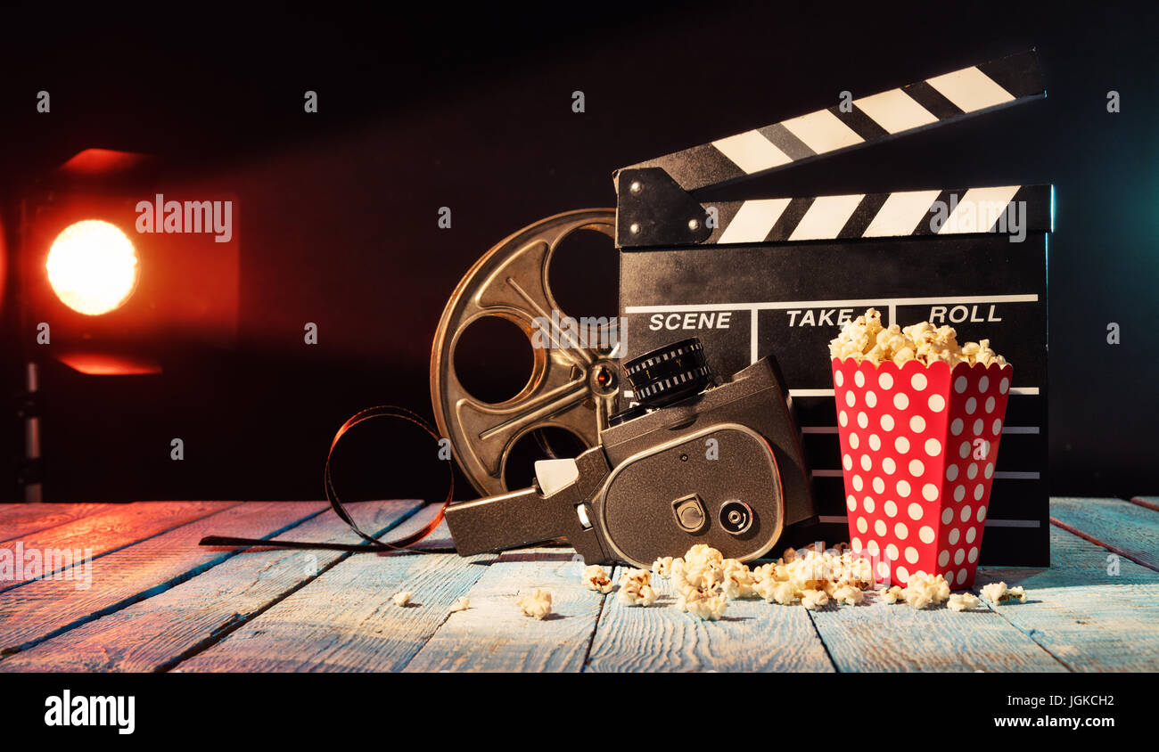 Retro-Film Produktion Zubehör auf Holzbohlen gelegt. Konzept des Filmemachens. Rauchen Sie-Wirkung mit spot-Licht auf Hintergrund Stockfoto