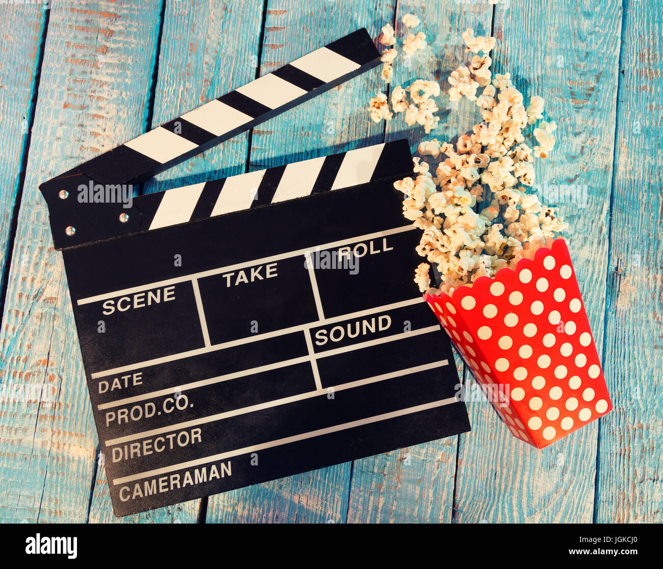 Film Kamera Chalkboar und Popcorn auf Holzbohlen. Stockfoto