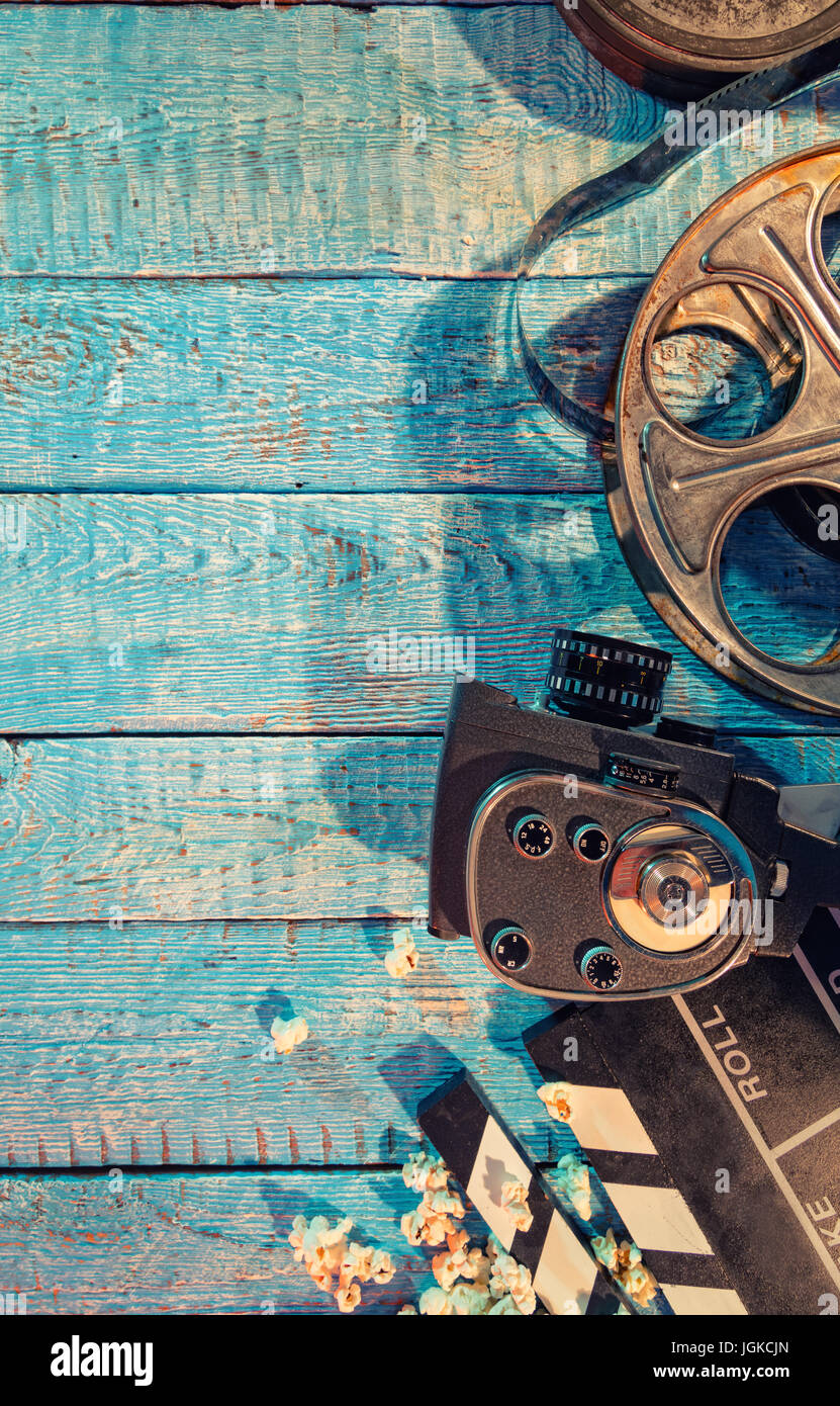 Filmkamera, Roll und Popcorn auf Holzbohlen. Exemplar für text Stockfoto