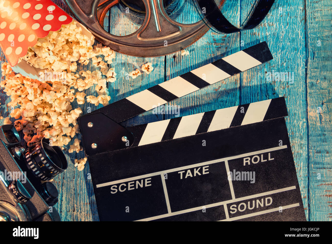 Film Kamera Tafel, Filmkamera, Roll und Popcorn auf Holzbohlen. Stockfoto