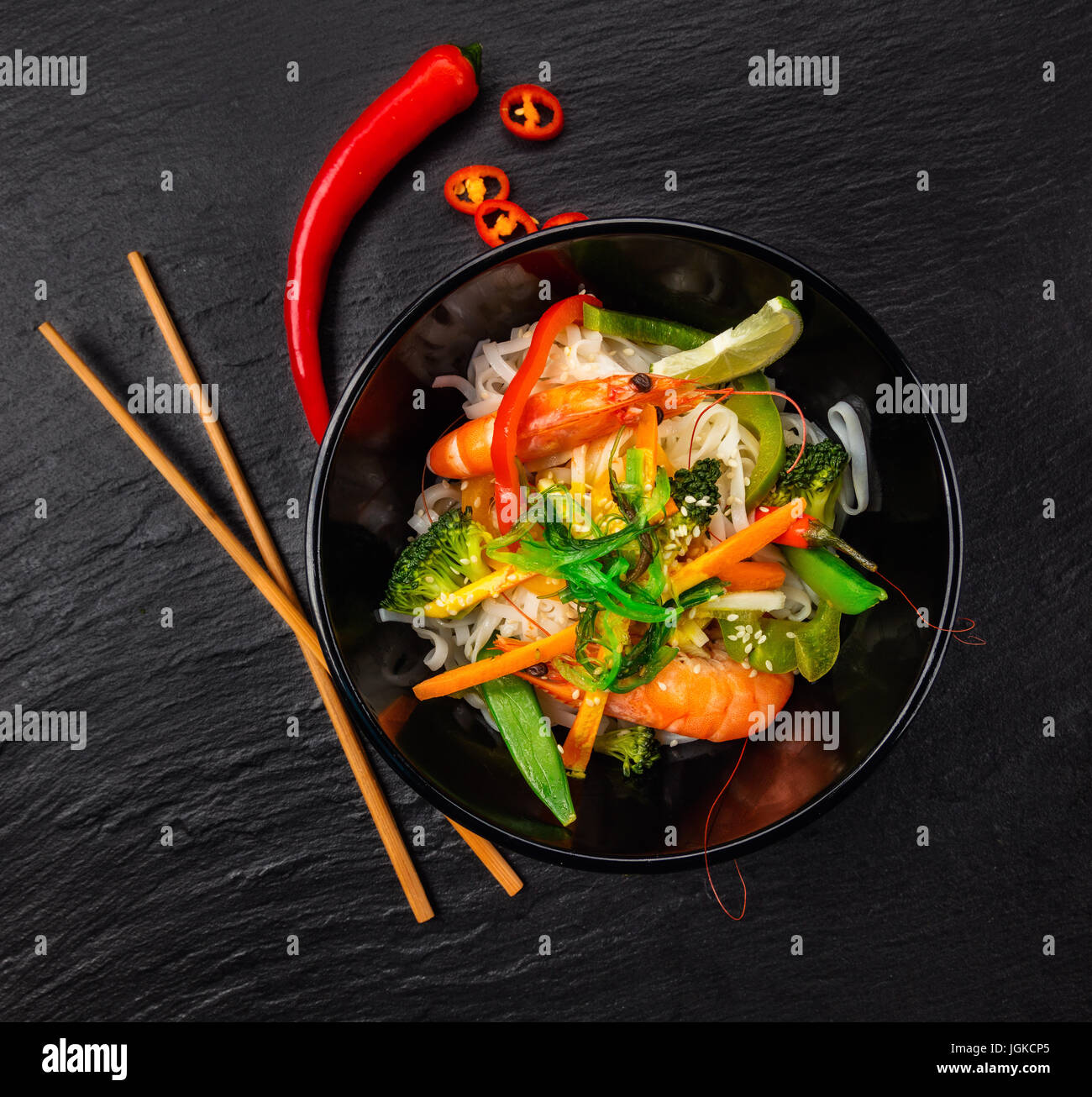 Asiatischen Huhn und Garnelen curry mit Reis, Draufsicht, serviert auf schwarzem Stein. Stockfoto