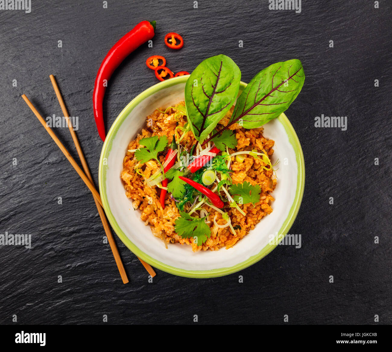Asiatischen Huhn und Garnelen curry mit Reis, Draufsicht, serviert auf schwarzem Stein. Stockfoto
