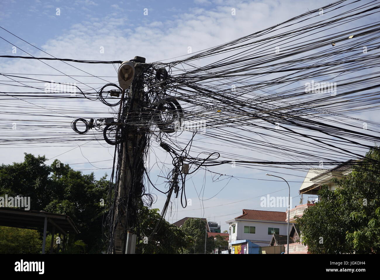 Overhead Straße Verteilung Stromleitungen, Siam Reap, Kambodscha Stockfoto