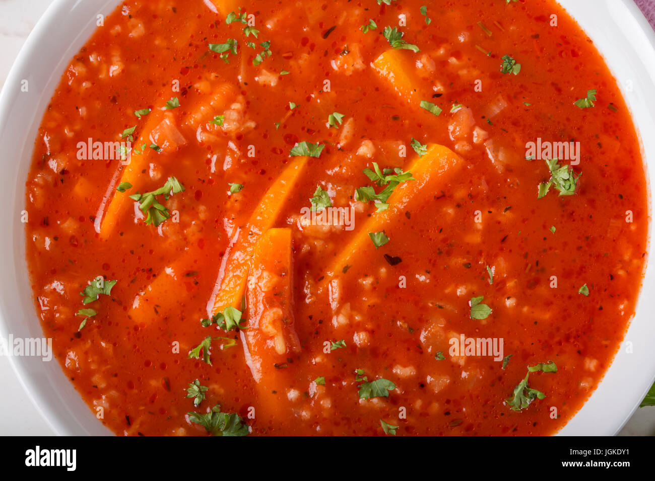 Sommer Suppe aus Tomaten-Sauce, Reis und Karotten in weißer Teller Stockfoto