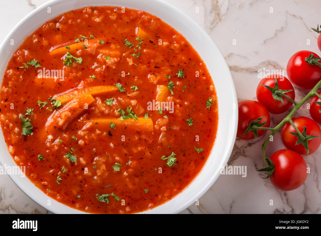 Sommer Suppe aus Tomaten-Sauce, Reis und Karotten in weißer Teller Stockfoto