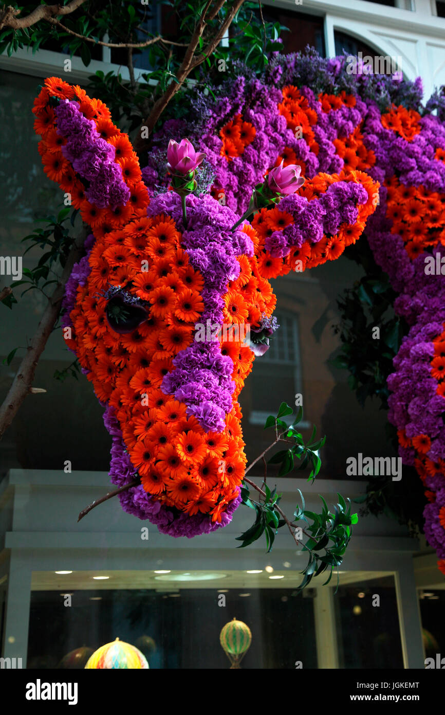 Chelsea In voller Blüte Floral Safari anzeigen mit einer Giraffe Essen Stockfoto