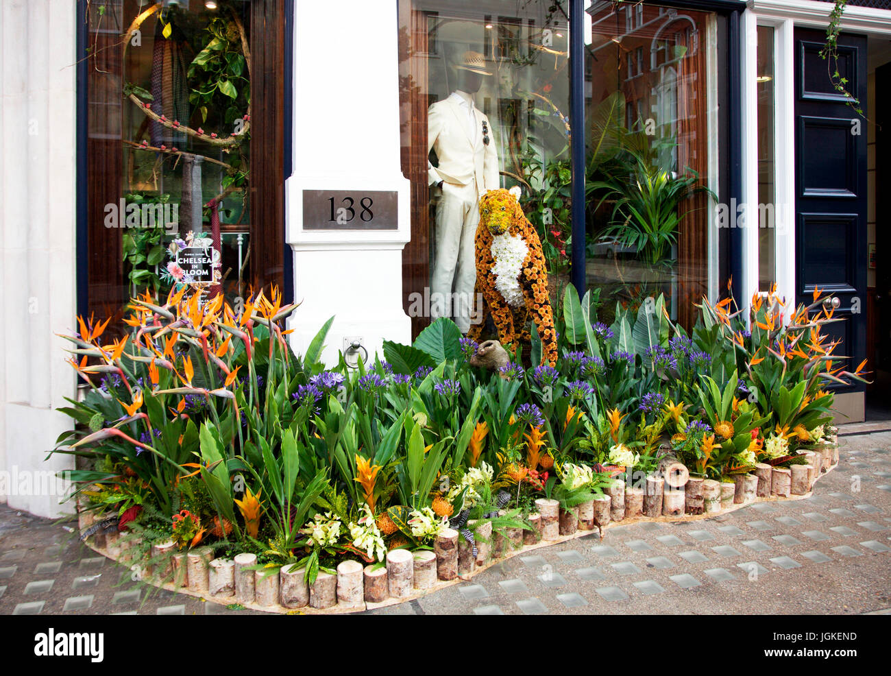 Hacketts Chelsea in voller Blüte Floral Fahrbahn anzeigen in 138 Sloane Street, London SW3 Stockfoto