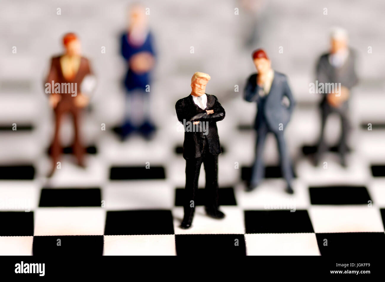 Unternehmer-Figuren auf einem Schachbrett, Management und Entscheidung machen Konzept Stockfoto