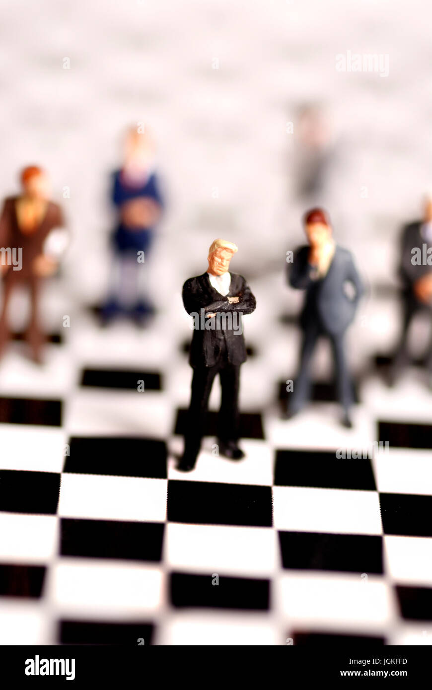 Unternehmer-Figuren auf einem Schachbrett, Management und Entscheidung machen Konzept Stockfoto