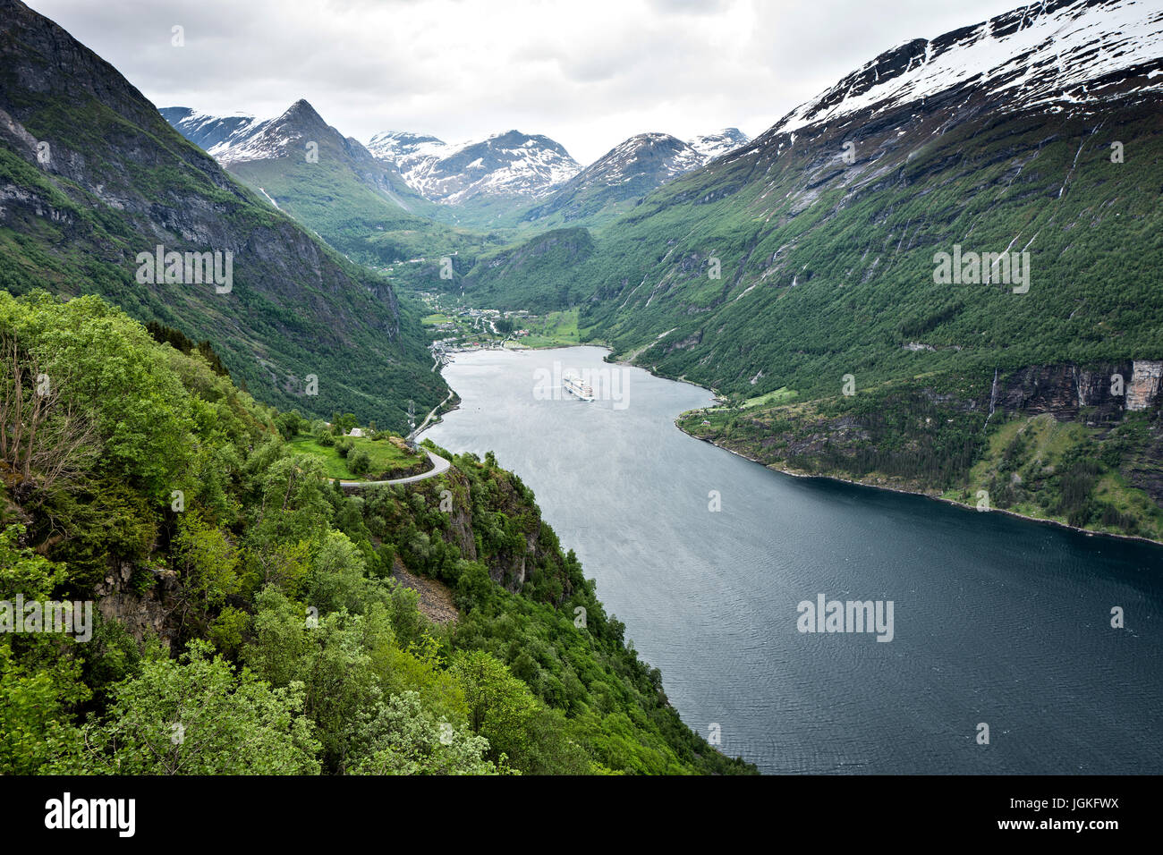 Blick auf Geirangerfjord aus Ornesvingen. Der Fjord ist eine der meistbesuchten Sehenswürdigkeiten Norwegens. Stockfoto