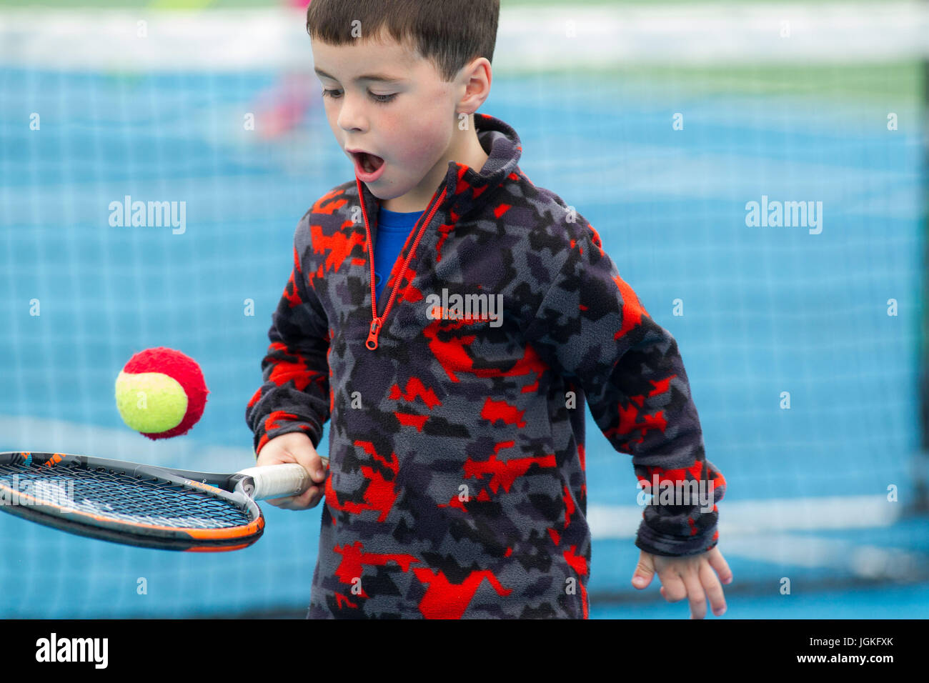 Kinder Tennis spielen Stockfoto