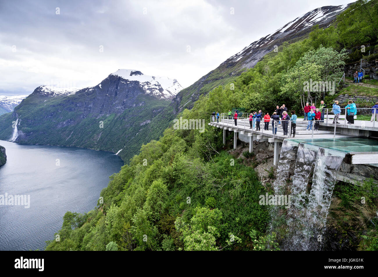 Aussichtspunkt Ornesvingen auf dem Geirangerfjord mit sieben Schwestern-Wasserfall im Hintergrund. Der Fjord ist eine der meistbesuchten Sehenswürdigkeiten Norwegens. Stockfoto