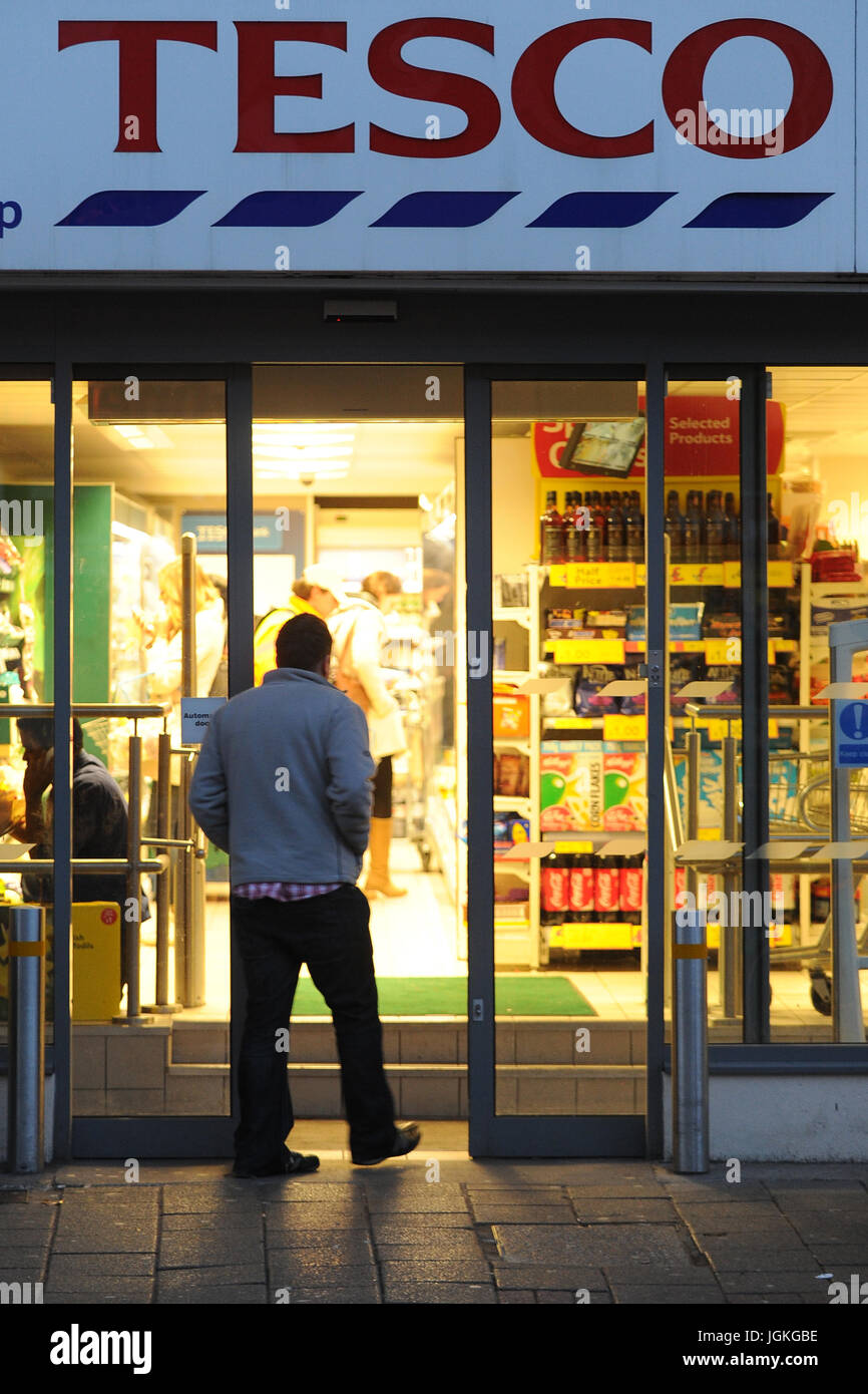 Gesamtansicht einer Tesco Express-Supermarkt-Filiale im Laufe des Abends. Stockfoto
